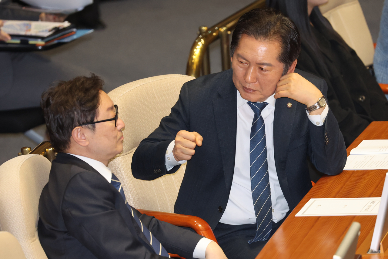 윤석열 대통령 탄핵소추단에 참여한 더불어민주당 정청래·박범계 의원이 2일 서울 여의도 국회 본회의장에서 대화하고 있다.[연합]