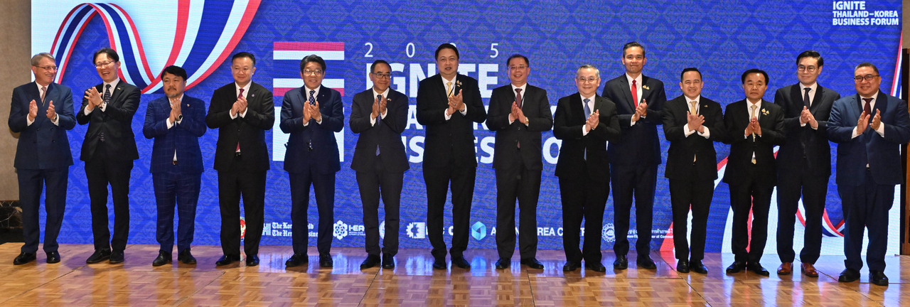 VIP guests and key speakers pose for photos ahead of the IGNITE Thailand Korea Business Forum, held at Lotte Hotel Seoul on Tuesday. From left are: Harald Link, head of B.Grimm Power; Chung Kwang-cheon, head of Innovation Business Association; Lee Sang-jun, vice president of Korean-Thailand Chamber of Commerce; Yuthasak Supasorn, chair of the board of the Industrial Estate Authority of Thailand; Choi Jin-young, president of Herald Media Group; Tanee Sangrat, ambassador of Thailand to the Republic of Korea; Suchart Chomklin, deputy minister of commerce of Thailand; Chula Sukmanop, secretary-general of the Eastern Economic Corridor Office of Thailand; Chaiyarit Anuchitworawong, senior executive vice president of Bangkok Bank; Suksit Srichomkwan, deputy secretary-general to the Thai prime minister; Suthiket Thatpitakkul, deputy secretary-general of the Board of Investment of Thailand; Yossing Liamlert, assistant secretary to the Minister of Commerce; Burin Adulwattana, managing director of Kasikorn Research; and Soraphol Tulayasathien, senior executive vice president of the Stock Exchange of Thailand. (Im Se-jun/The Korea Herald)