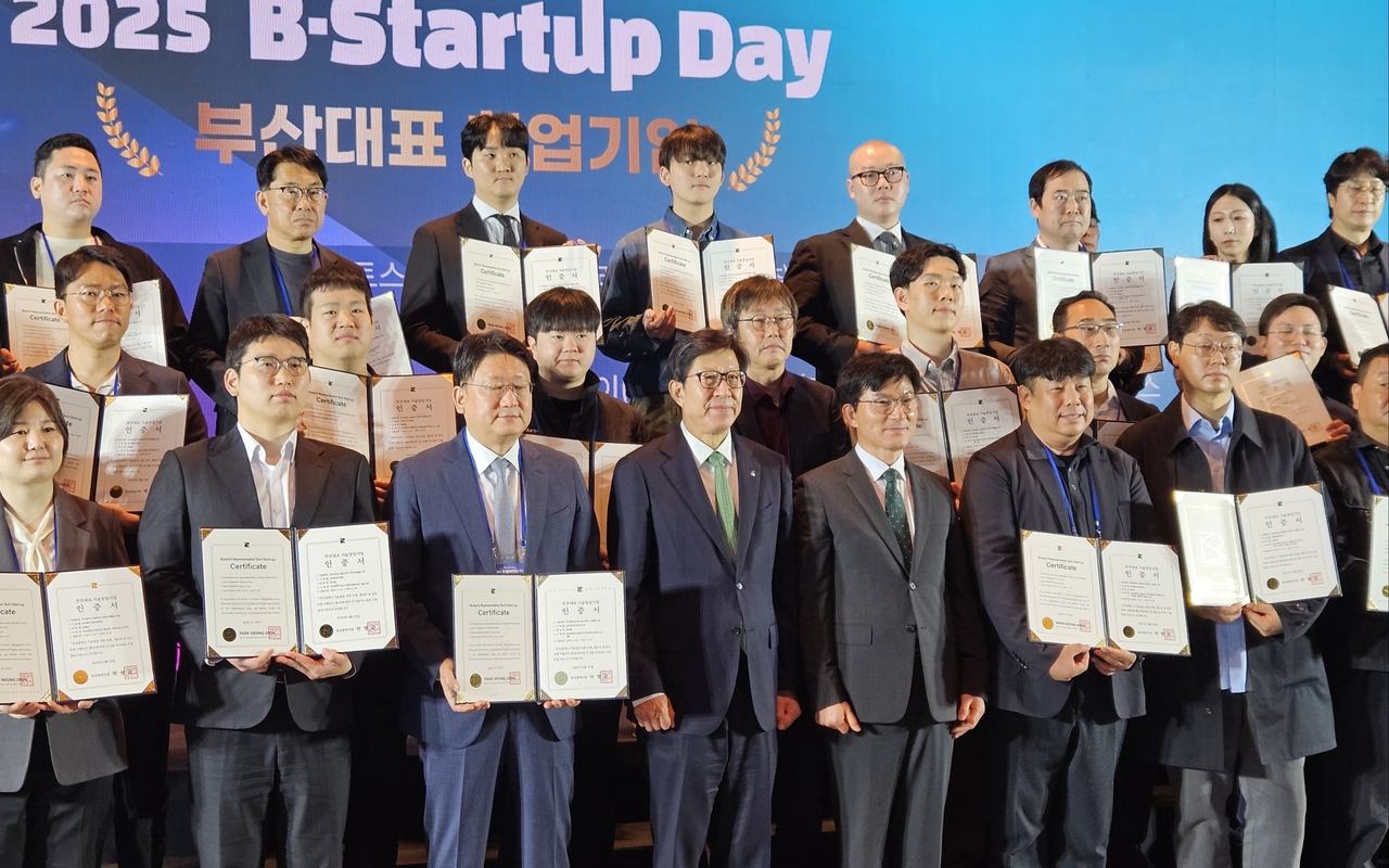 22일 오후 부산아스티호텔에서 열린 부산창업지원사업 출범식 ‘B-스타트업 데이(Startup day)’에서 참석자들이 기념사진을 촬영하고 있다. 부산=조아서 기자