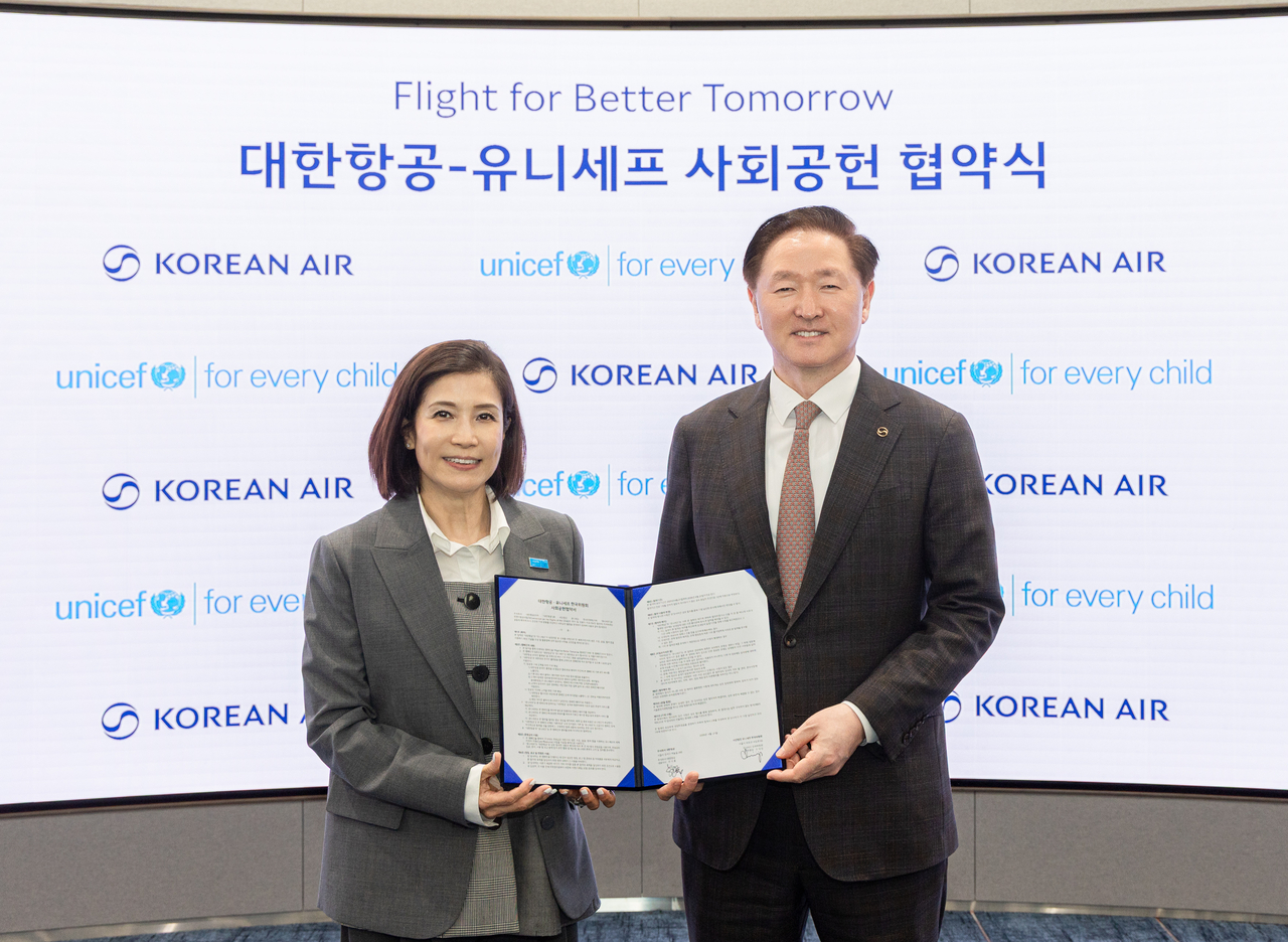지난 21일 대한항공과 유니세프의 사회공헌 협약식에서 우기홍(오른쪽) 대한항공 부회장과 조미진 유니세프 한국위원회 사무총장이 기념촬영하고 있다.  [대한항공 제공]