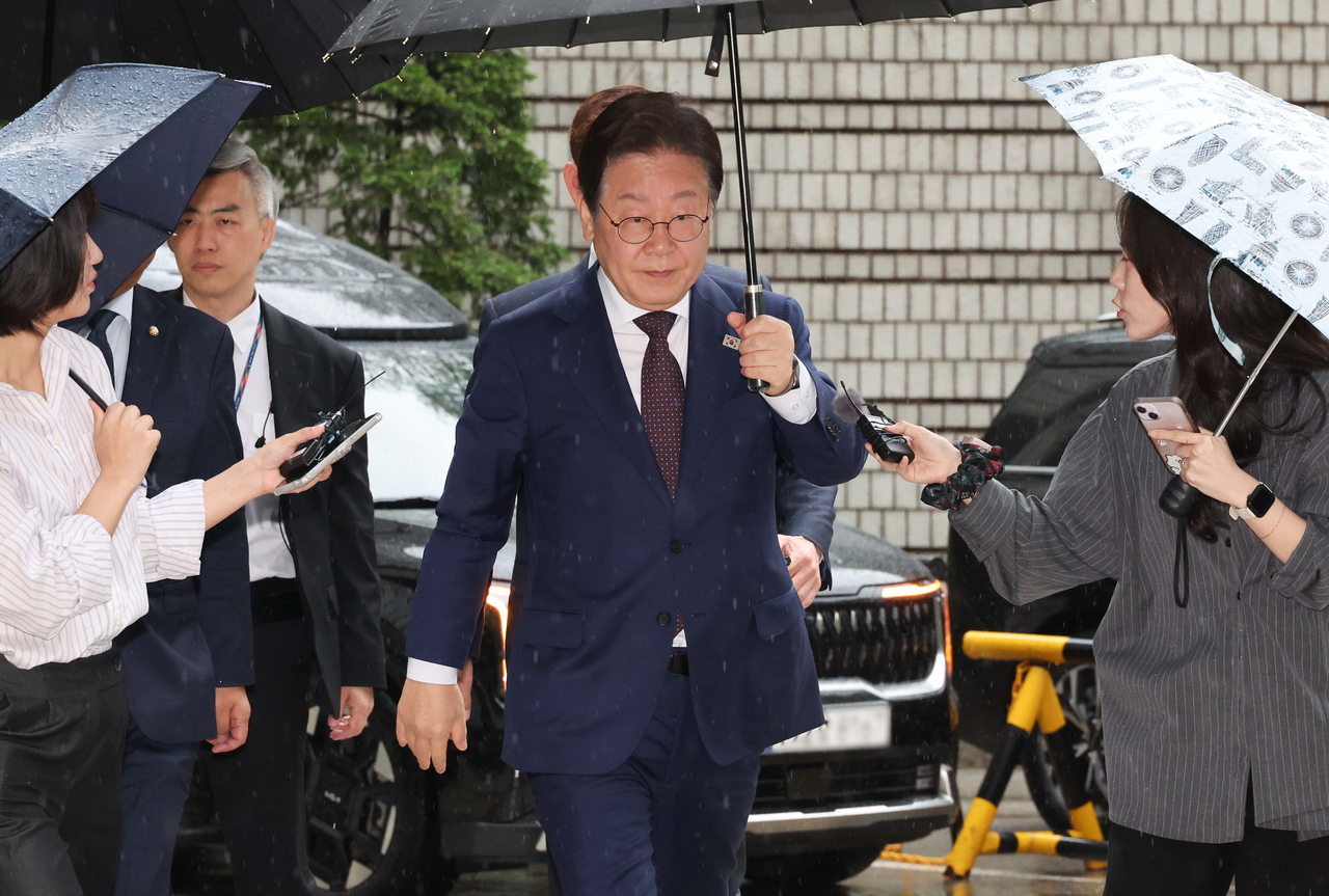 Rep. Lee Jae-myung, front-runner for the presidential nomination for the liberal Democratic Party of Korea, attends a hearing of his criminal trial over corruption charges at the Seoul Central District Court on Tuesday. (Yonhap)