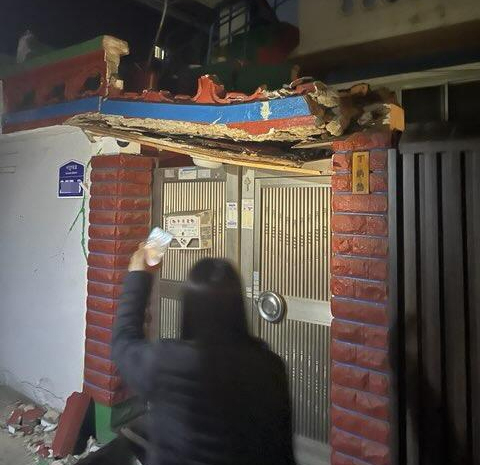 광주 도시철도 2호선 공사러 무너진 담장. [광주 북구 제공]