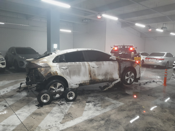 22일 오전 대구 한 아파트 지하 주차장에서 발생한 전기차 화재 현장. [대구소방안전본부]
