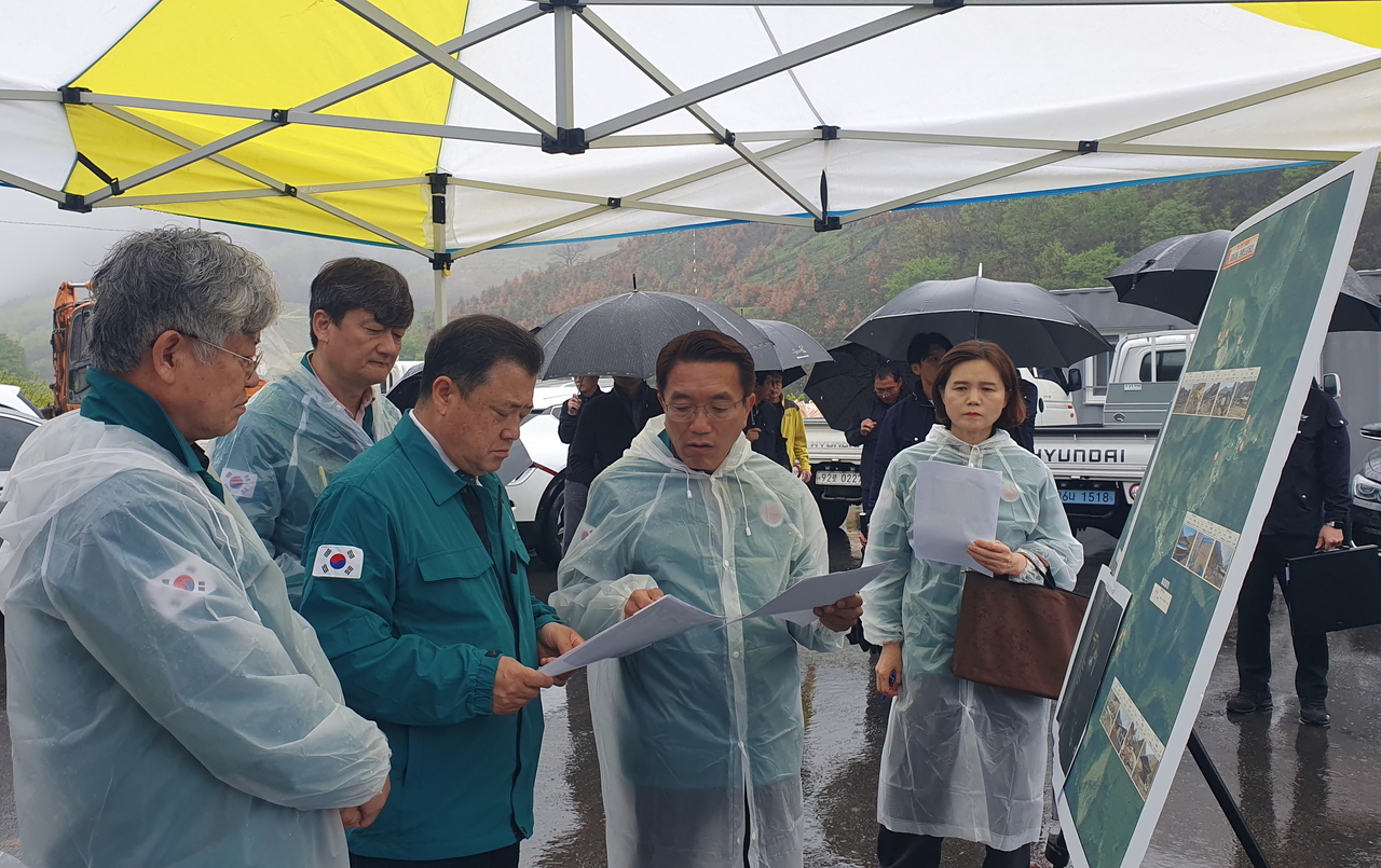 박명균(왼쪽에서 두번째) 경남도 행정부지사가 산청군 시천면 중태마을을 방문해 철거 작업 진행 상황을 보고받고 있다. [경남도 제공]