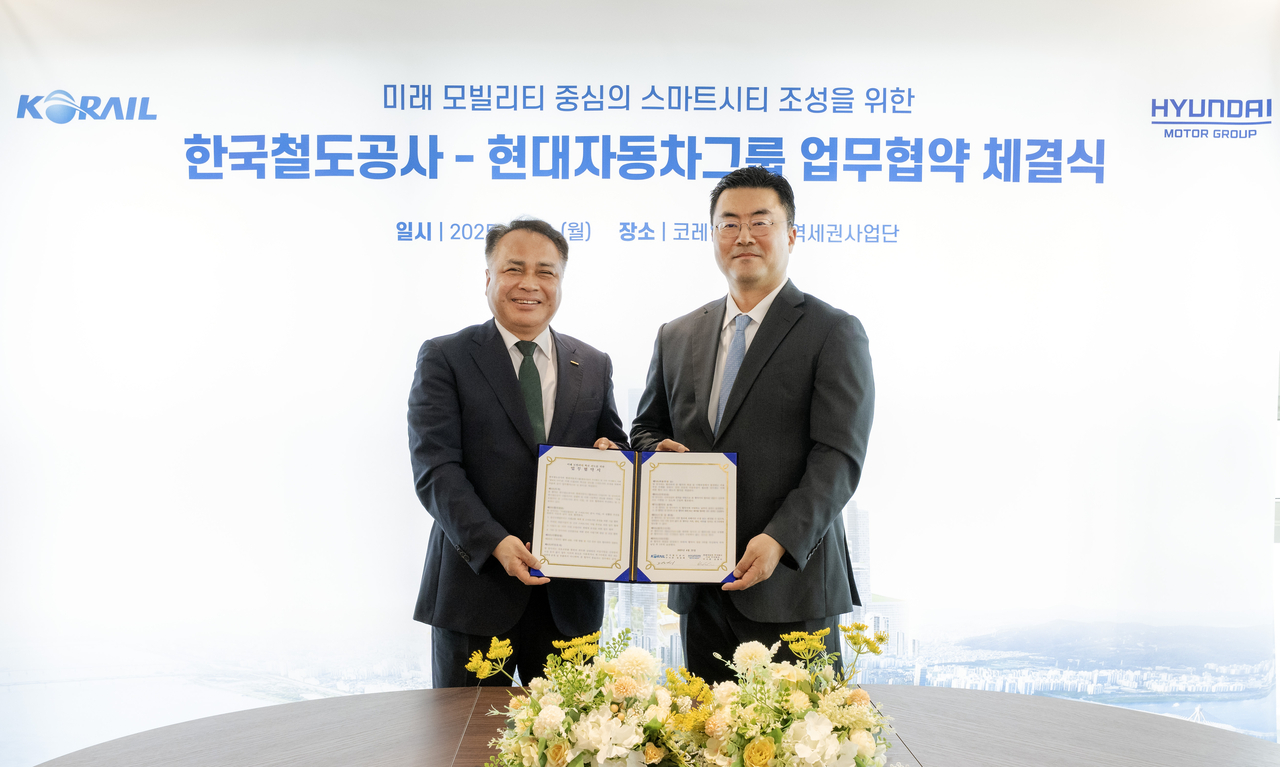 한국철도공사 정정래(왼쪽) 부사장, 현대자동차그룹 GSO 김흥수 부사장이 업무협약 체결식에서 기념 촬영을 하고 있다. [현대차그룹 제공]
