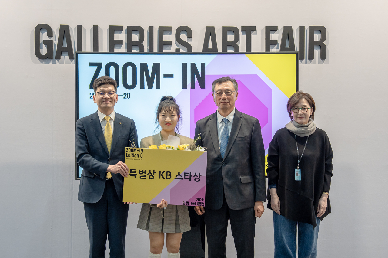 박진영(왼쪽부터) KB금융지주 브랜드담당(CPRO) 상무, 이다연 작가, 한국화랑협회의 이성훈 회장, 김효정 부회장이 2025 화랑미술제 특별전 ‘ZOOM-IN Edition 6’ 시상식에서 기념촬영을 하고 있다.  [KB금융그룹 제공]