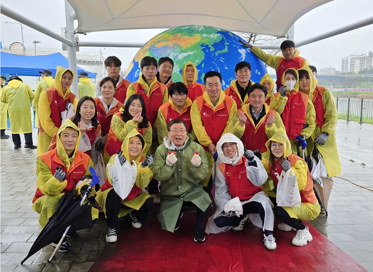 김경호 광진구청장(맨 앞줄 가운데)과 워커힐 구성원을 비롯한 약 150명의 참가자들이 참여한 ‘광진과 함께 걷는 지구애(愛)’ 행사가 성료 됐다