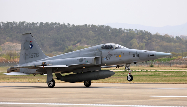 A South Korean Air Force KF-5 lands after participating in the South Korea-US joint aerial exercise Freedom Flag at an air base in Gwangju. (Yonhap)