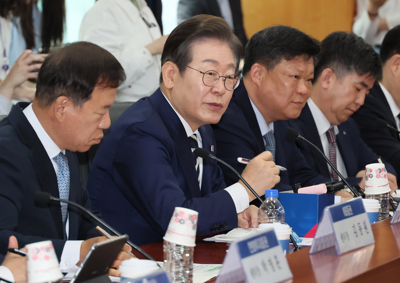 Democratic Party presidential hopeful Lee Jae-myung (second from left) is seated at a debate in Seoul on Monday. (Yonhap)