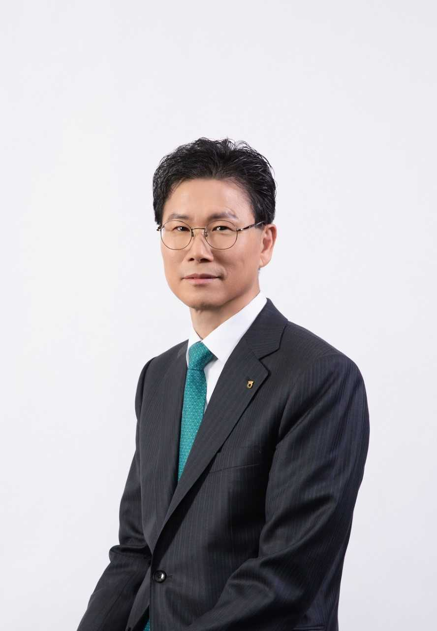 NH농협은행이 영남지역 산불 피해 복구를 위해 1800억원 규모의 금융지원에 나섰다. 강태영(사진) NH농협은행장은 “농협은행은 민족은행으로서 피해복구에 사회적 역할을 다할 것”이라고 말했다. [NH농협은행]