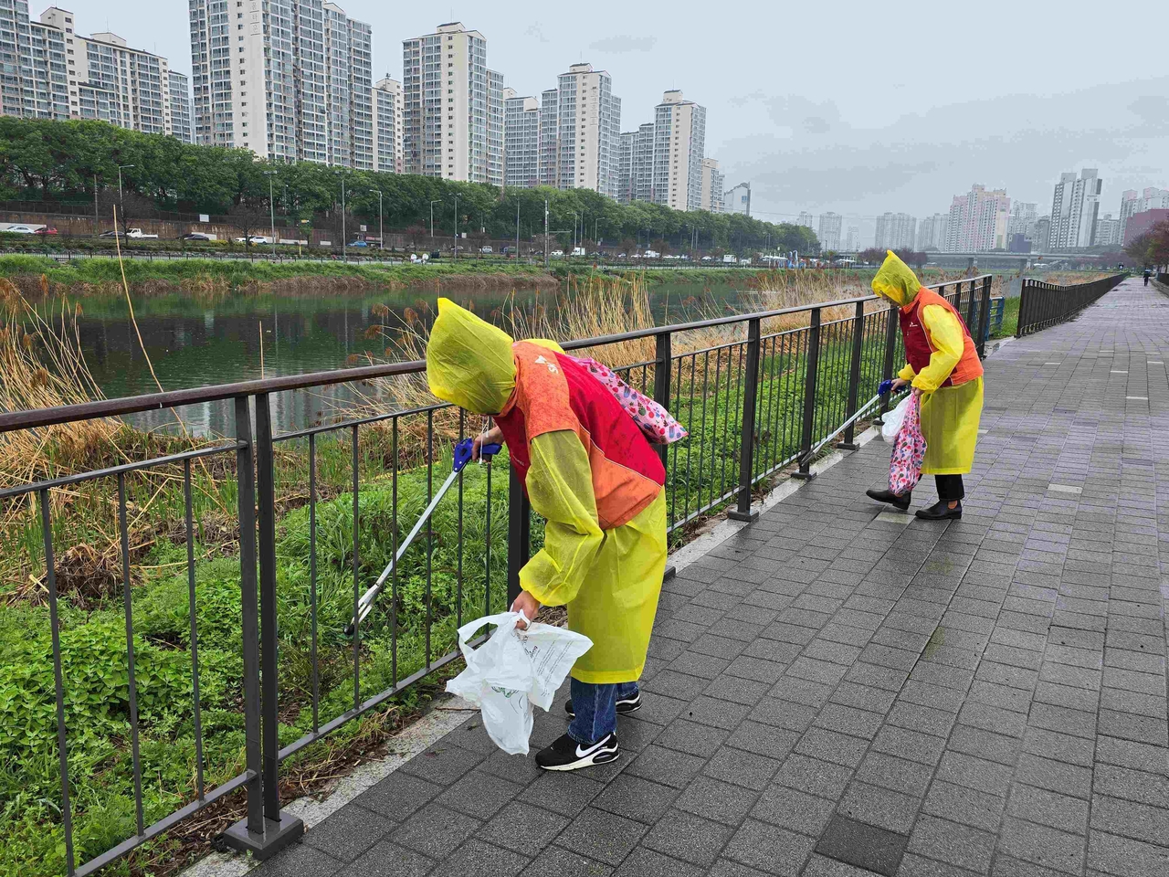 워커힐 임직원과 광진구 주민들이 중랑천 정화활동을 벌이고 있다.