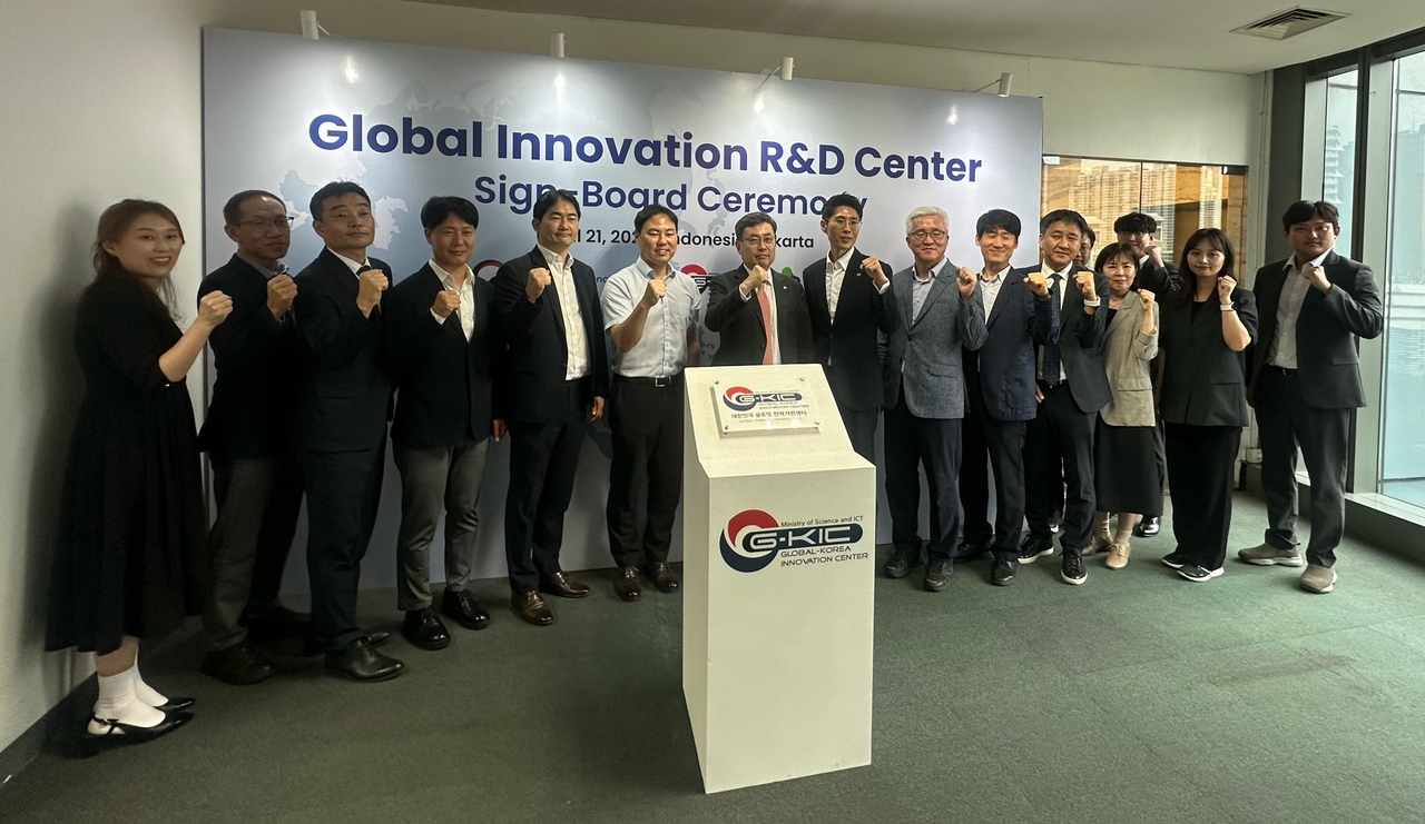 ‘글로벌 R&D 전략거점센터 현판식’ 주요 참석자들이 기념촬영을 하고 있다.[한국생산기술연구원 제공]