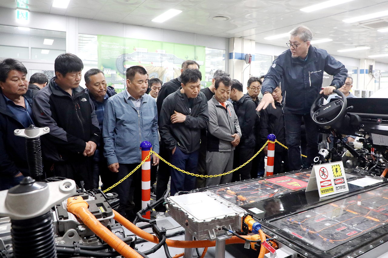 스마트e자동차과 한승철 교수가 경북도 자동차전문정비 종사자들을 대상으로 전기차 교육을 실시하고 있다.[영남이공대 제공]