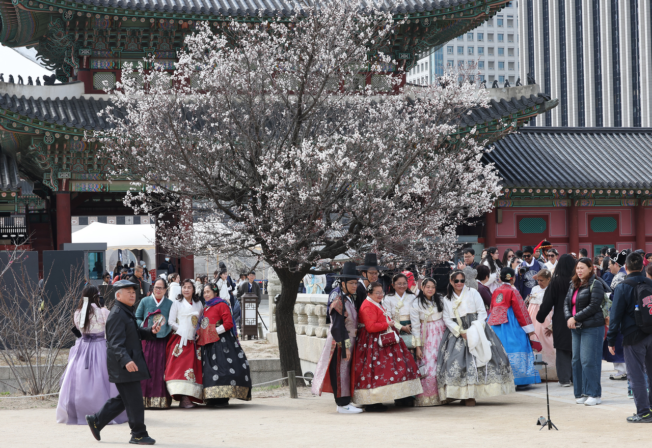 Foreigners tour Gyeongbok Palace in Seoul on Mar. 30. (Yonhap)