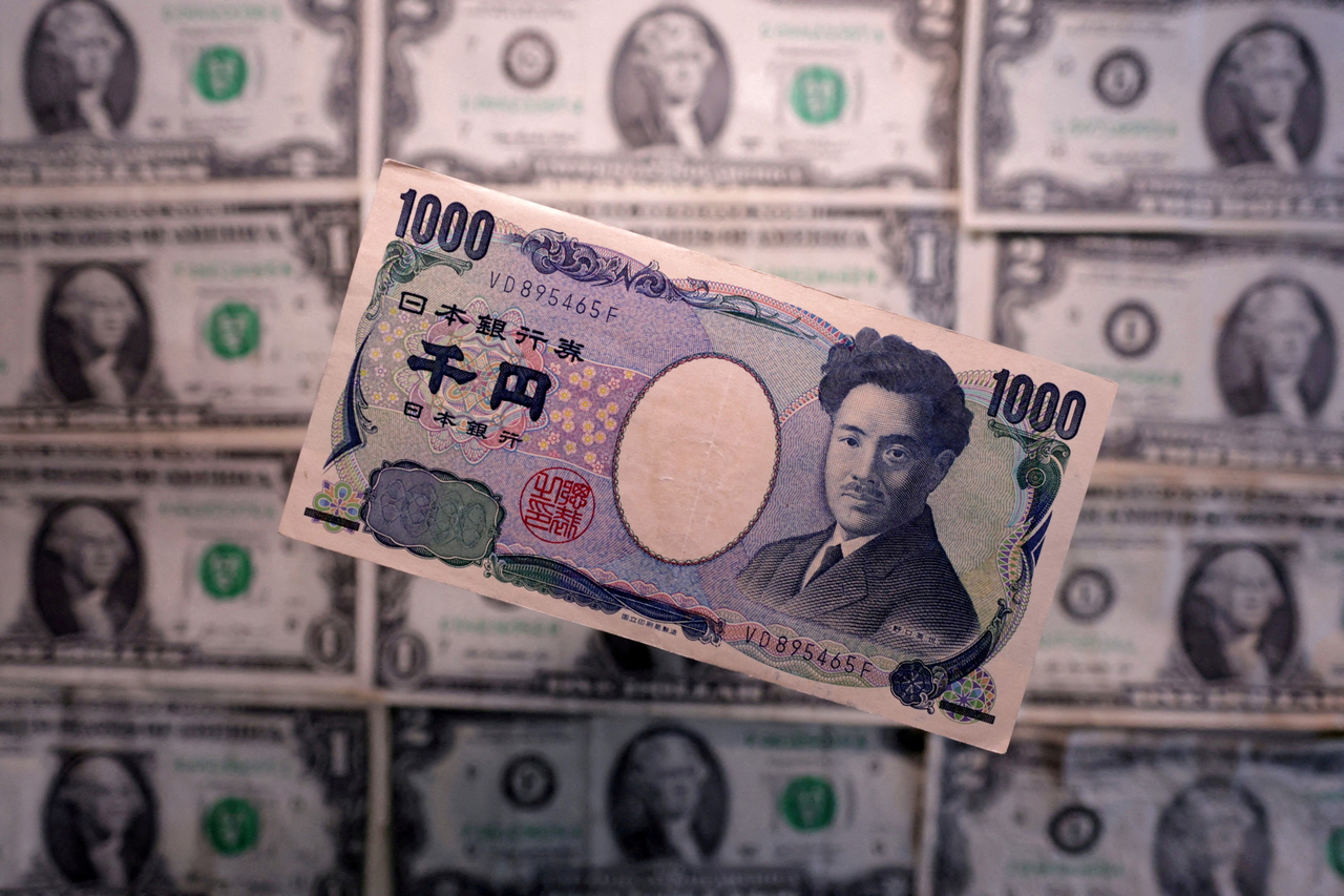 FILE PHOTO: FILE PHOTO: Yen and U.S. dollar banknotes are seen in this illustration taken March 19, 2025. REUTERS/Dado Ruvic/Illustration/File Photo/File Photo