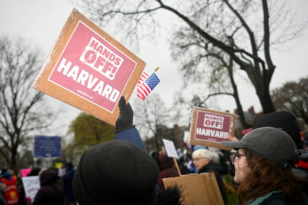 Demonstrators rally on Cambridge Common in a protest organized by the City of Cambridge, calling on Harvard leadership to resist interference at the university by the federal government, in Cambridge, Massachusetts, April 12.   (Reuters-Yonhap)