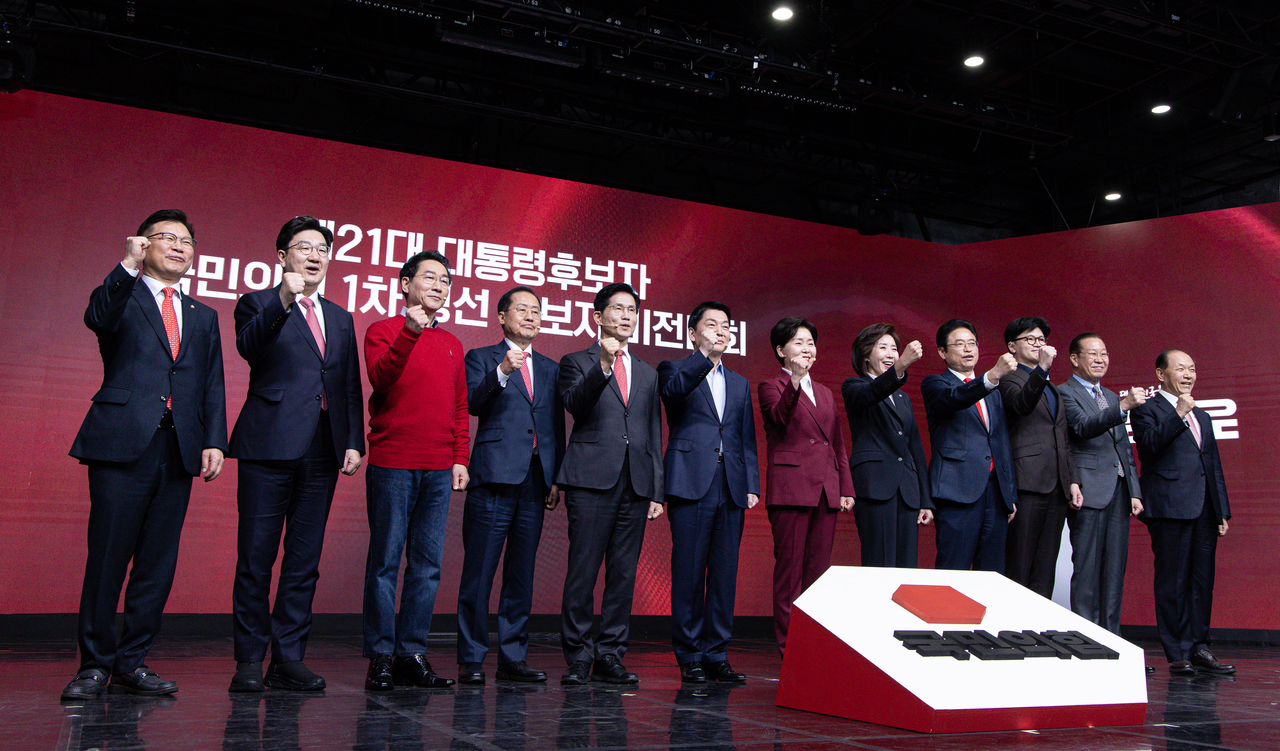 지난 18일 서울 강서구 ASSA아트홀에서 열린 ‘제21대 대통령후보자 국민의힘 1차 경선 후보자 비전대회’ 에 참석한 후보들이 당지도부와 기념촬영 하던 모습. 왼쪽부터 이양수 사무총장, 권성동 원내대표, 유정복, 홍준표, 김문수, 안철수, 양향자, 나경원, 이철우, 한동훈 후보, 권영세 비대위원장, 황우여 선거관리위원장. <연합>