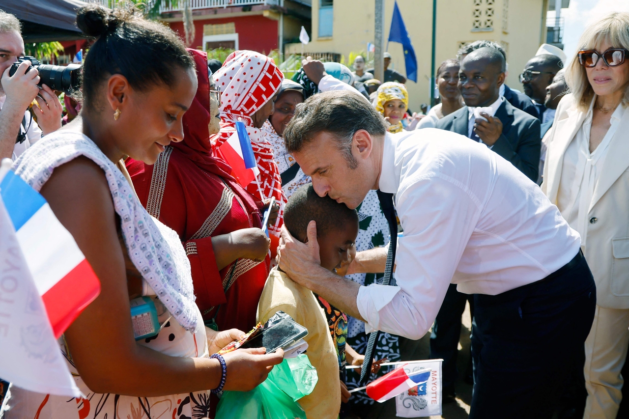 France's President Emmanuel Macron (second from right) and his wife Brigitte Macron (right) meet with locals during a visit to the cyclone-hit French overseas territory of Mayotte, in Tsingoni , Monday.   (AFP-Yonhap)
