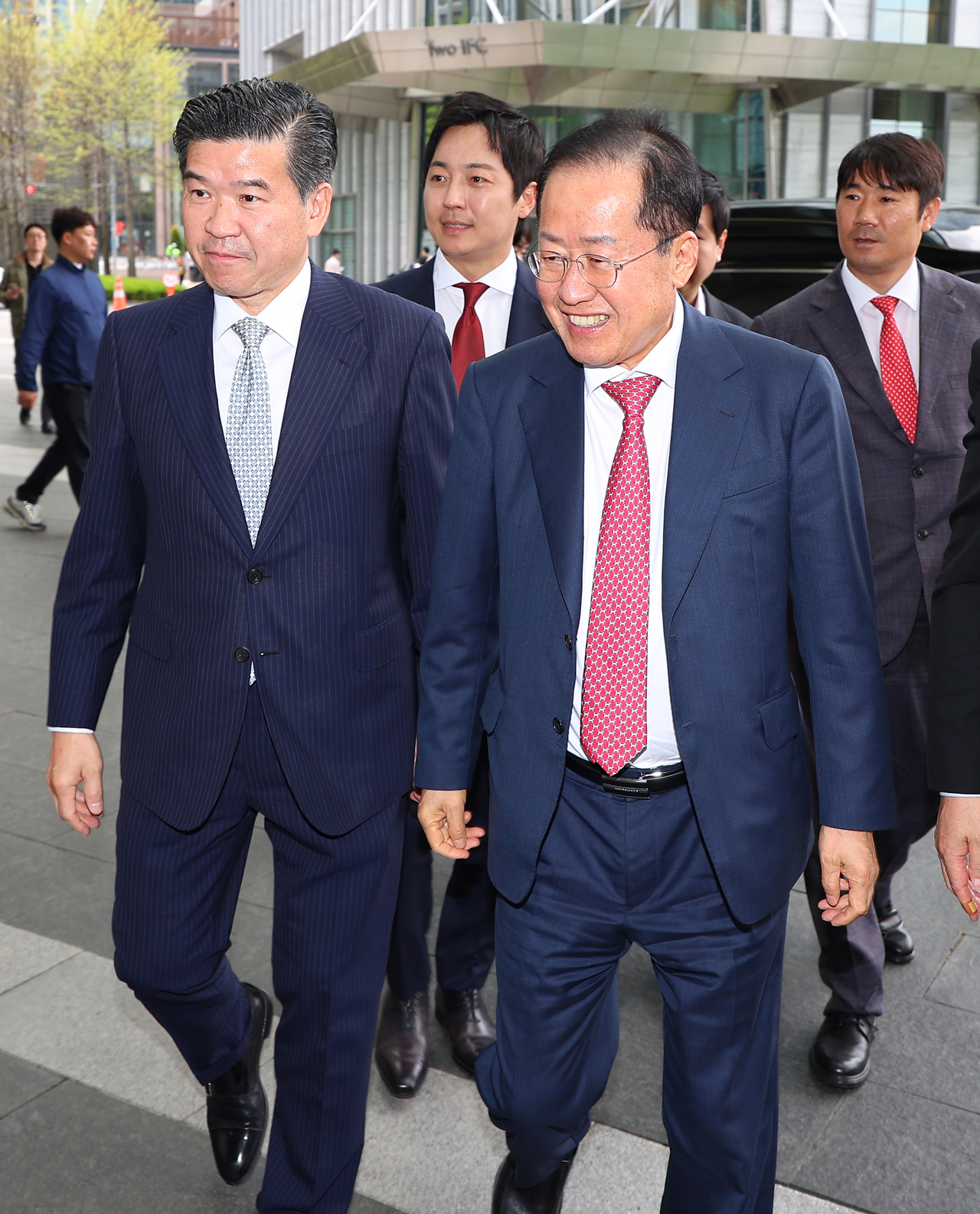 국민의힘 홍준표 대선 경선 후보(오른쪽)가 21일 서울 영등포구 주한미국상공회의소에서 열린 간담회에 참석하기 위해 제임스 김 주한미국상공회의소 회장과 인사 후 이동하고 있다. <연합>