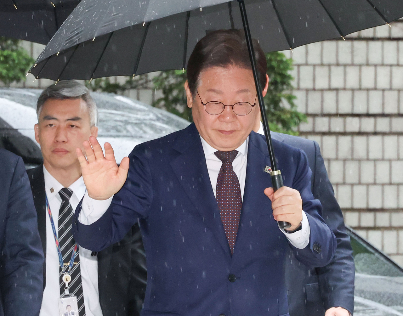 더불어민주당 이재명 대선 경선 후보가 22일 서울 서초구 서울중앙지법에서 열린 ‘대장동 배임·성남FC 뇌물’ 1심 속행 공판에 출석하고 있다. [연합]