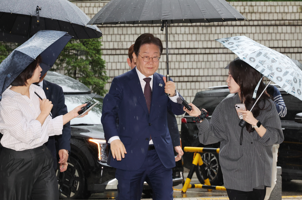 더불어민주당 이재명 대선 경선 후보가 22일 서울 서초구 서울중앙지법에서 열린 ‘대장동 배임·성남FC 뇌물’ 1심 속행 공판에 출석하고 있다. [연합]