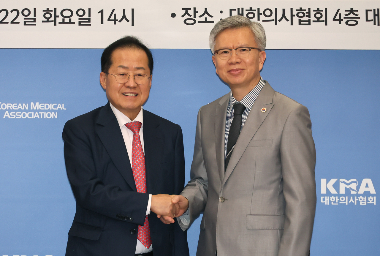 국민의힘 홍준표 대선 경선 후보가 22일 서울 용산구 대한의사협회에서 열린 간담회에서 김택우 대한의사협회장과 기념촬영을 하고 있다. <연합>