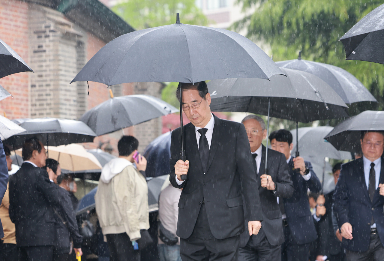 한덕수 대통령 권한대행 국무총리가 22일 프란치스코 교황 조문을 마치고 서울 명동대성당을 나서고 있다.［연합］