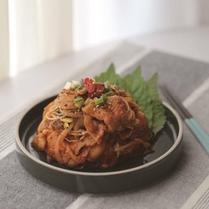 Spicy stir-fried pork with soybean sprouts
