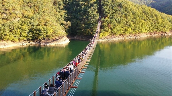 Oksunbong Suspension Bridge in Jecheon, North Chungcheong Province (Jecheon Office)