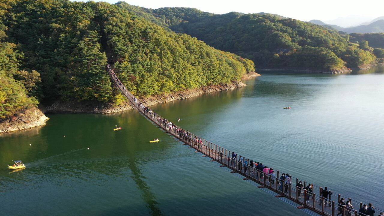 Oksunbong Suspension Bridge in Jecheon, North Chungcheong Province (Jecheon Office)