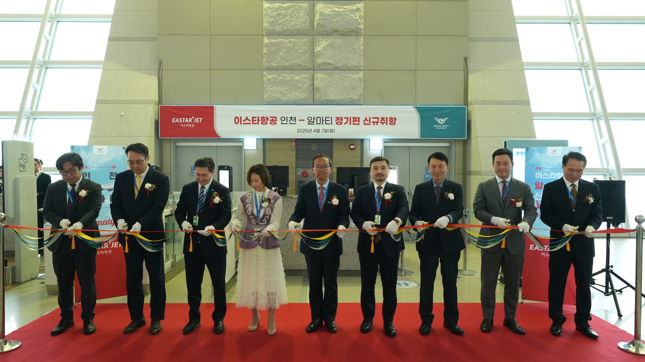 Kazakh Ambassador to Korea Nurgali Arystanov (sixth from left) inaugurates the launch of a new Eastar Jet flight from Seoul to Almaty at Incheon Airport. (Kazakh Embassy in Seoul)