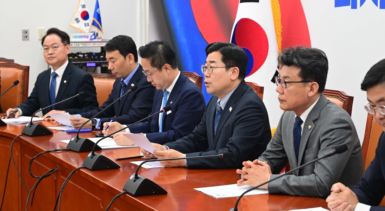 박찬대 더불어민주당 대표 직무대행이 22일 오전 서울 여의도 국회에서 열린 원내대책회의에 참석해 모두발언하고 있다. 이상섭 기자