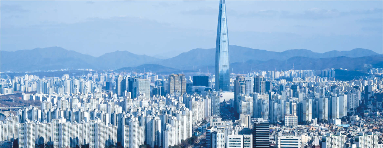 서울 송파구 롯데월드타워 및 잠실동 일대 아파트단지 모습 임세준 기자
