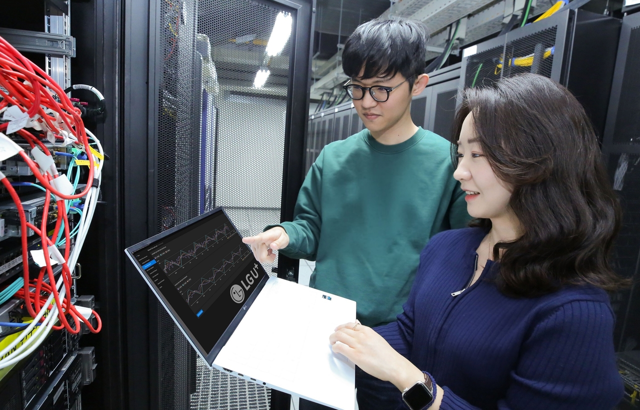 LG유플러스 직원들이 인공지능(AI) 기반 네트워크 장애 예측 기술을 시연하고 있다.  [LG유플러스 제공]
