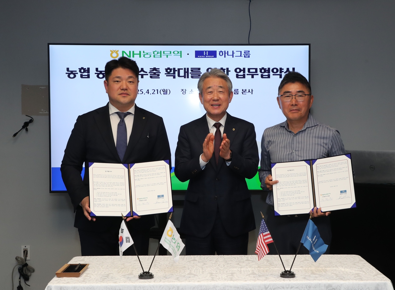 강호동(가운데) 농협중앙회장이 21일(현지시간) 미국 워싱턴D.C 하나그룹 본사에서
한국 농식품의 미국 동부시장 수출 확대를 위한 업무협약(MOU)를 체결한 후 기념촬영을 하고 있다. ［농협중앙회 제공］