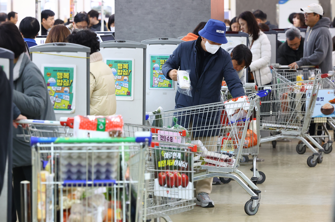 This photo shows customers shopping at a major discount chain store in Seoul on March 2. (Newsis)