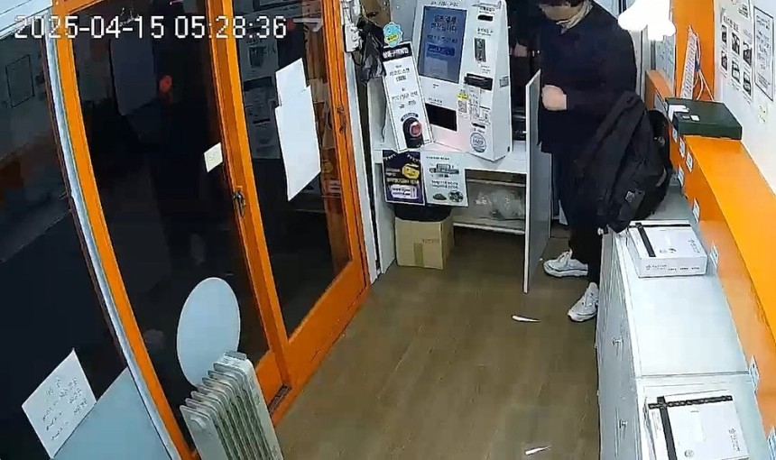 서울의 무인점포 10여곳을 돌며 키오스크를 훼손해 현금을 훔친 30대 남성. [서울 용산경찰서 제공]