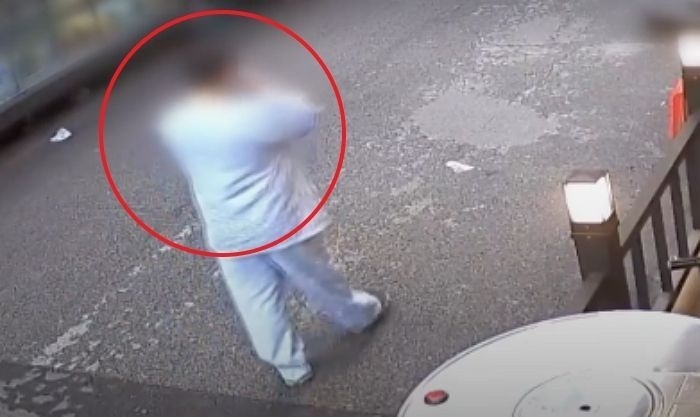 미아역 인근 마트에서 흉기를 휘둘러 60대 여성을 살해한 30대 남성이 범행 직후 태연하게 담배를 피우며 누군가와 전화 통화를 하며 거리를 배회하고 있다. [JTBC캡처]
