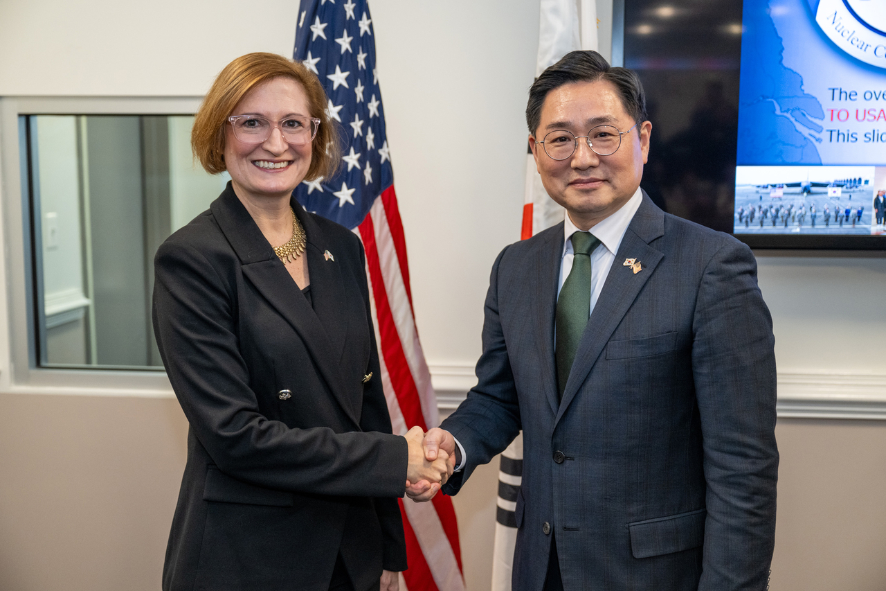 Cho Chang-rae (right), South Korea's deputy defense minister for policy, poses for a photo with Cara Abercrombie, the US acting deputy under secretary of defense for policy, prior to the fourth session of the Nuclear Consultative Group in Washington, on Jan. 10. (Newsis)