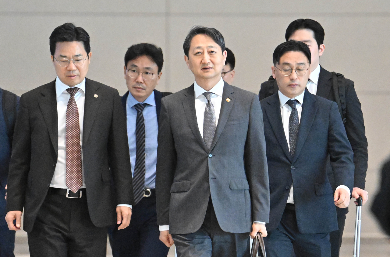 안덕근 산업통상자원부 장관이 24일(현지시간) 미국 워싱턴 DC에서 열리는 ‘한·미 2+2 통상협의’에 참석하기 위해 23일 오전 인천국제공항 제2터미널을 통해 출국하고 있다.  영종도=임세준 기자