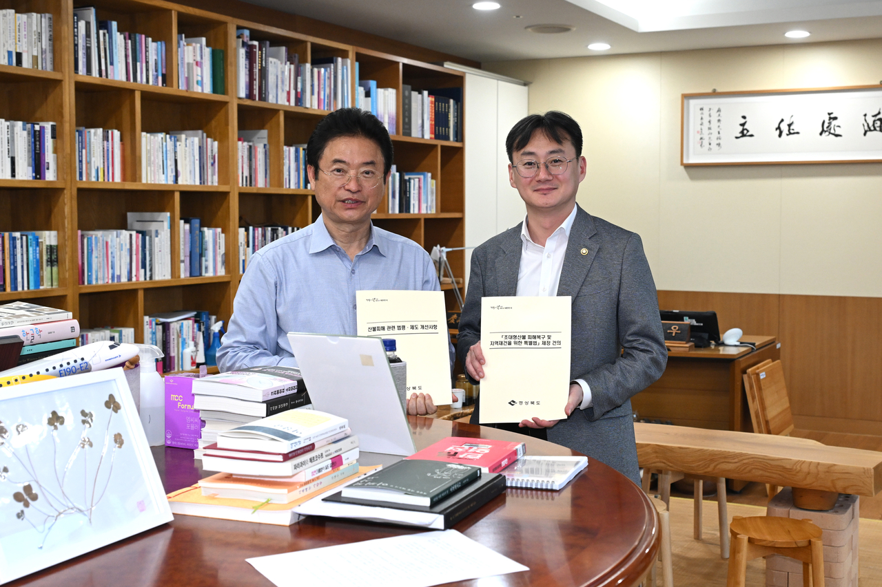 이관후 국회입법조사처 처장(오른쪽)과 이철우 경북지사가 22일 이 지사 집무실에서 산불 피해지원 특별법에 대한 의견을 나눴다.[경북도 제공]