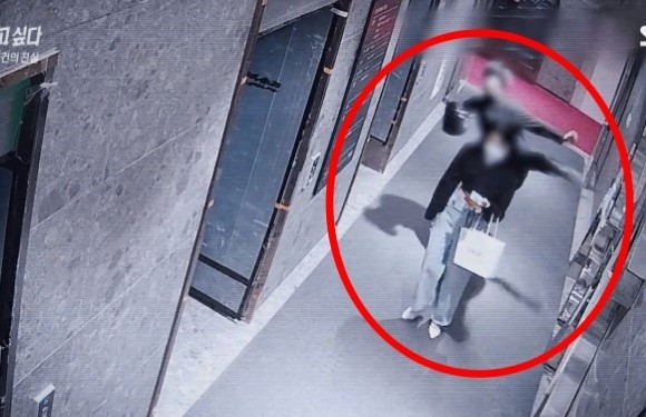 지난해 5월22일 부산시 부산진구 한 오피스텔 공동현관에서 한 남성이 20대 여성의 머리를 발로 차고 있다. [SBS ‘그것이 알고싶다’ 캡처]