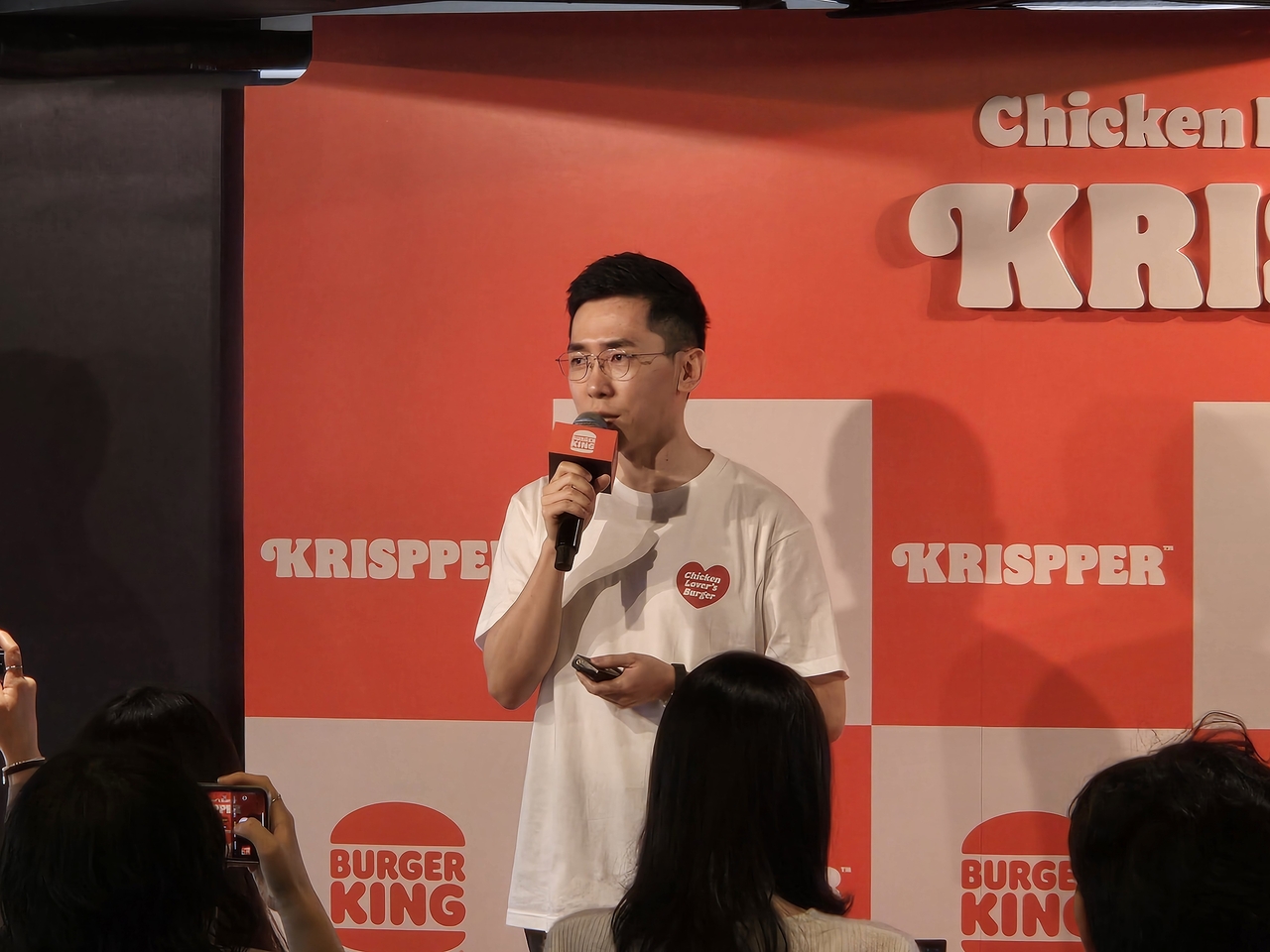 이성하 최고마케팅책임자(CMO)가 23일 오전 서울 버거킹 약수점에서 기자간담회를 열고 신메뉴 ‘크리스퍼’를 소개하고 있다. 정석준 기자