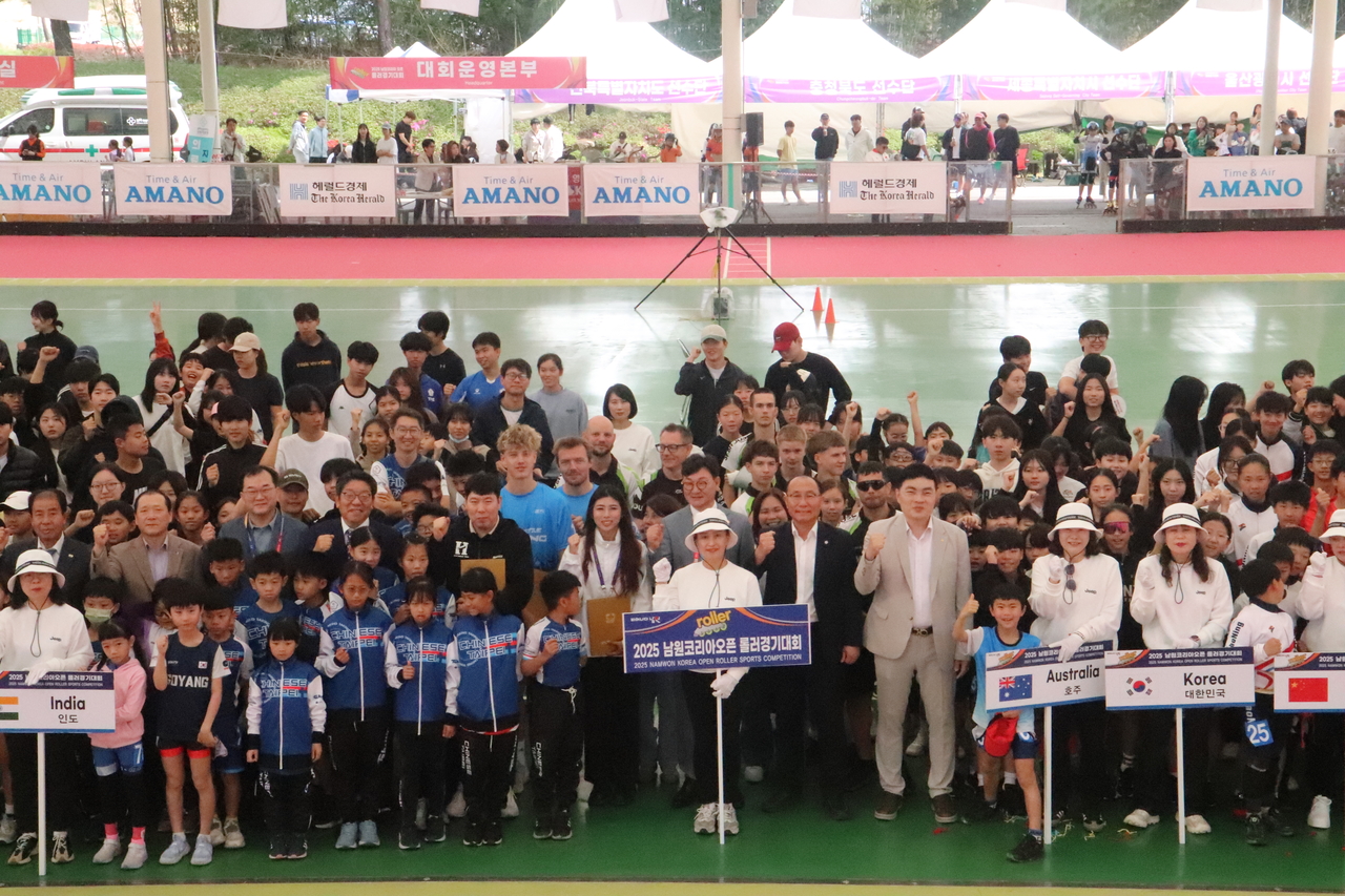 2025 남원코리아오픈 개회식이 열린 가운데 김경석 대한롤러스포츠연맹 회장, 최진영 헤럴드미디어그룹 대표 등 내빈과 각국 선수단이 한데모여 개회 기념 단체촬영을 하고 있다. 이 대회에는 13개국 1300여명의 선수들이 출전, 역대 최고의 참가 규모를 기록했다. 　[대한롤러스포츠연맹 제공]