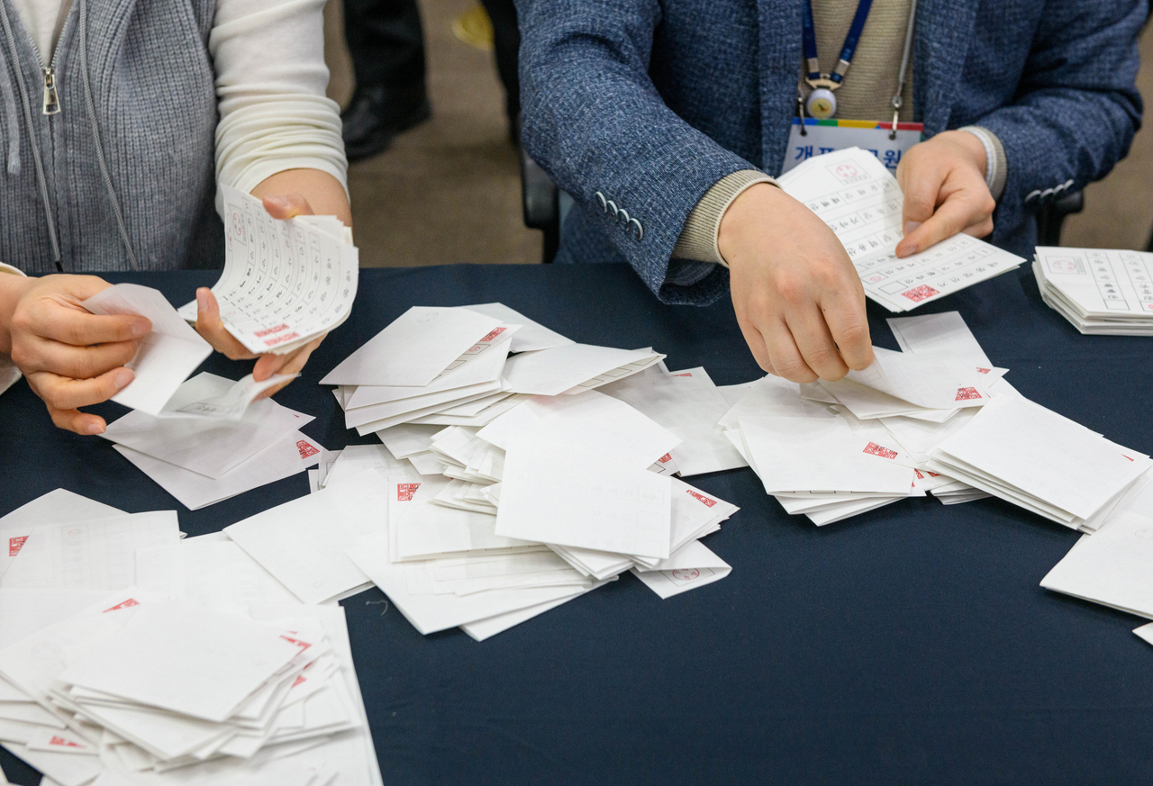 Officials demonstrate ballot counting during a simulation of the presidential election voting and counting procedures for the presidential election at the National Election Commission. (Getty Images)