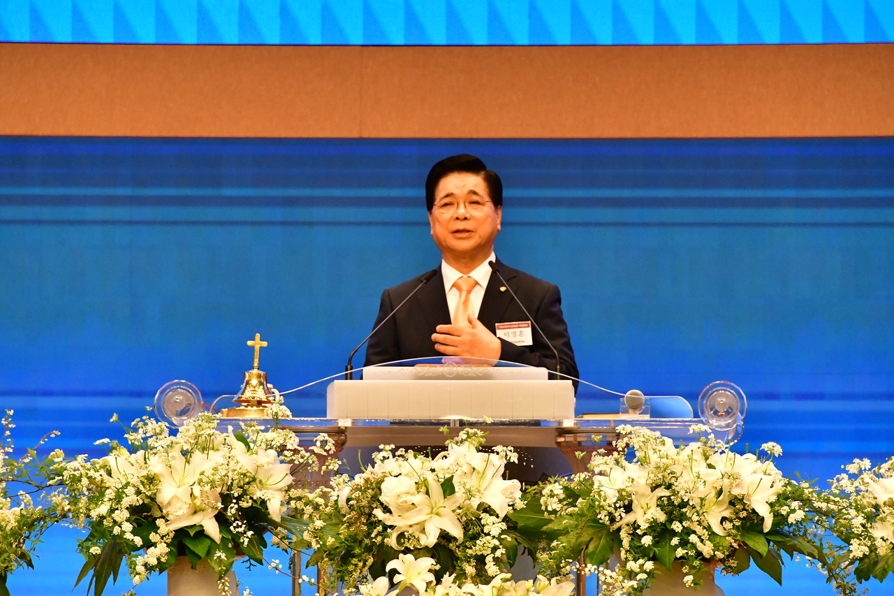 한국교회총연합 명예회장 이영훈 목사가 23일 서울 여의도순복음교회에서 열린 ‘한국기독교 140주년 기념대회’에서 설교하고 있다. [한국교회총연합]