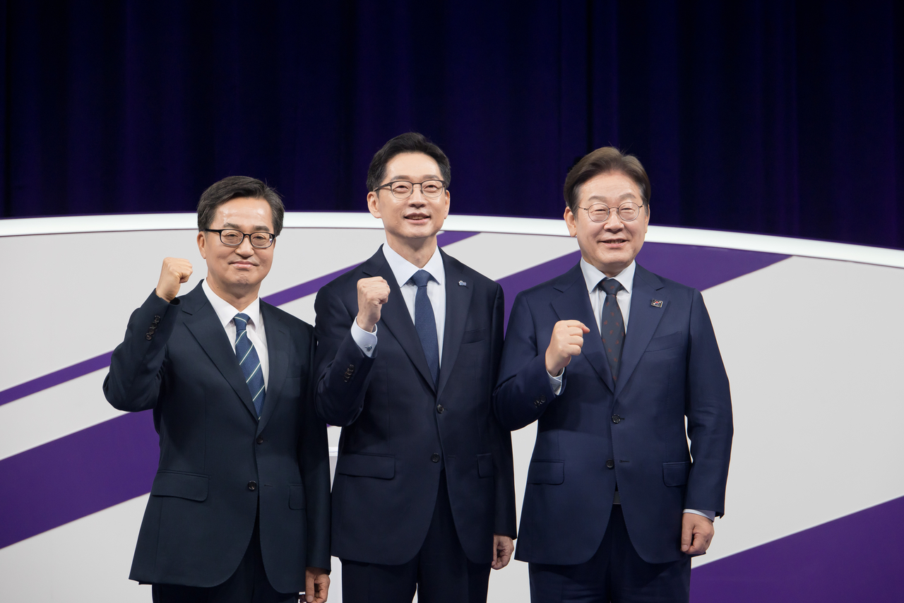 Three candidates in the liberal Democratic Party's primary to choose its flag bearer for the June 3 presidential election -- (from left to right) Gyeonggi Gov. Kim Dong-yeon, former South Gyeongsang Gov. Kim Kyoung-soo and Lee Jae-myung, former leader of the party -- pose for a photo prior to their first debate hosted by the MBC TV network in Seoul on Friday. (Yonhap)