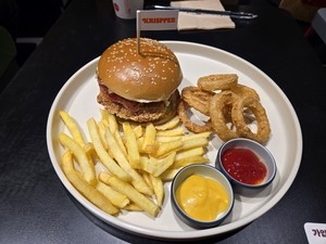 ‘겉바속촉’ 치킨 패티가 매력…버거킹 신제품 ‘크리스퍼’, 맛은? [르포]