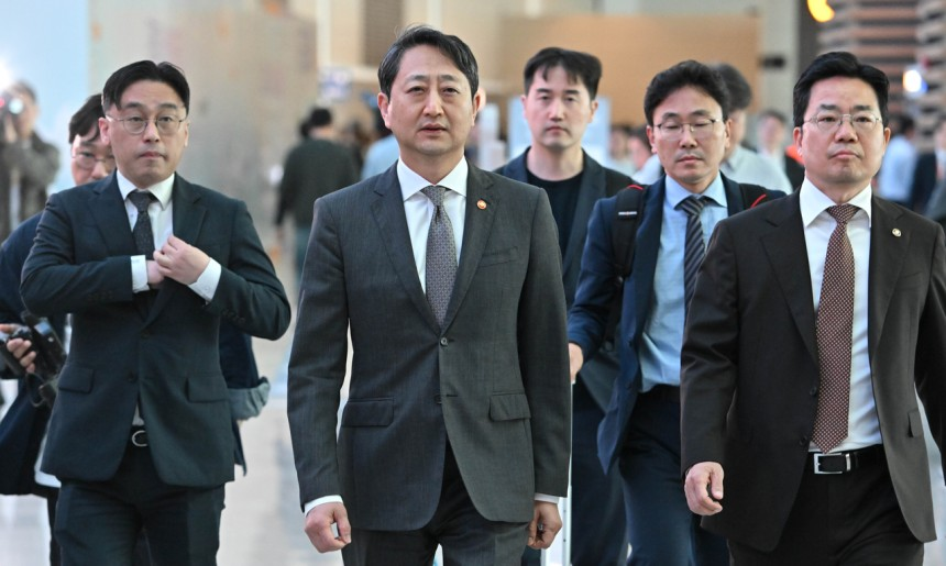 South Korea's Trade Minister Ahn Duk-geun (center) departs for Washington from Incheon International Airport on Wednesday. (Im Se-jun/The Korea Herald)
