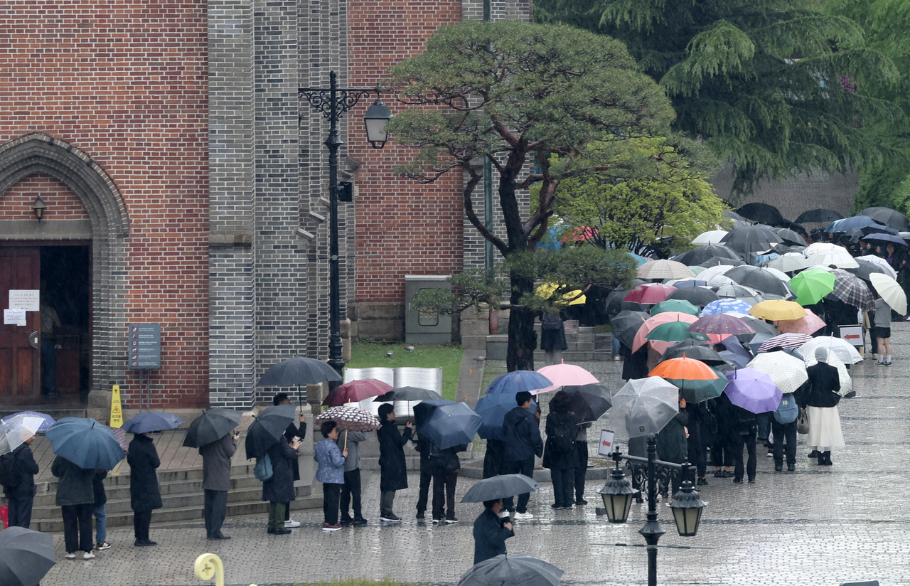 Mourners line up at Myeongdong Cathedral in Seoul to pay their respects to the late Pope Francis on Tuesday. (Yonhap)